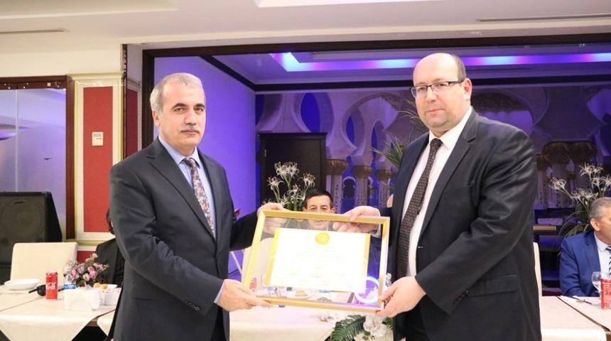 Başkan Serbes ve protokol, 20 seneyi dolduran esnafa plaket verdi