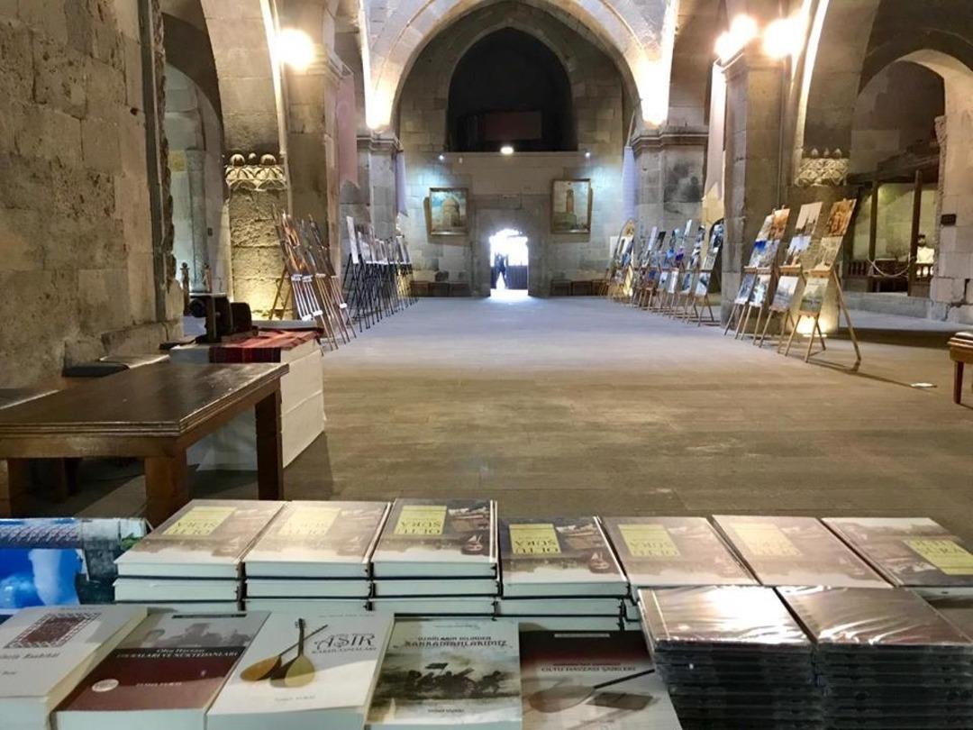 Ge&ccedil;mişten g&uuml;n&uuml;m&uuml;ze Oltu Sergisi a&ccedil;ıldı