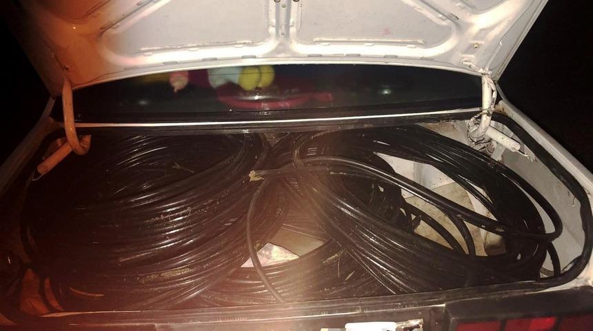 &Ccedil;aldığı kabloları bagajda taşırken yakalandı