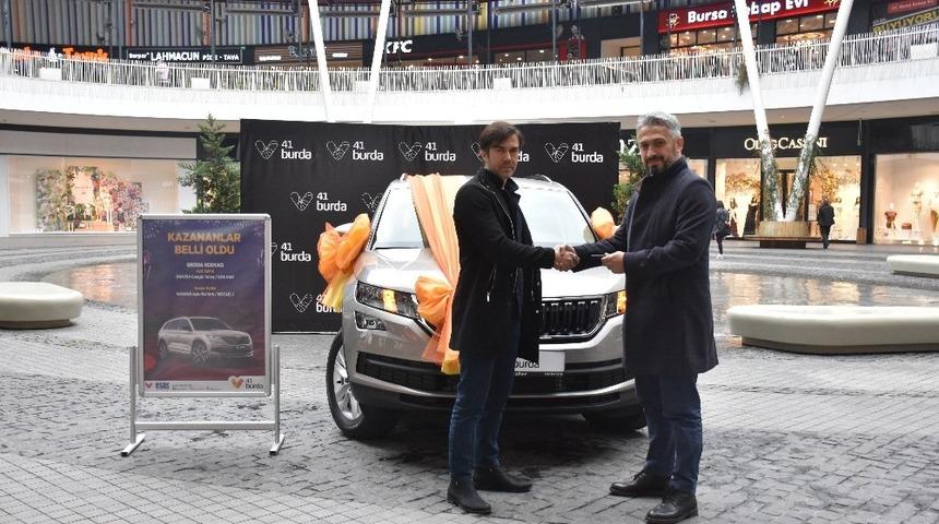 41 Burda&rsquo;nın şanslı m&uuml;şterisi cipini teslim aldı