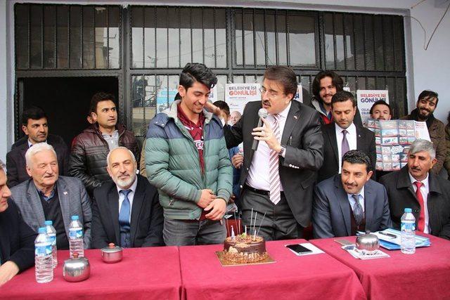 Milletvekili Aydemir, seçim çalışmasında yaş günü kutladı