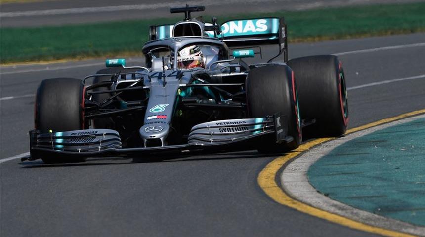 İlk yarışta pole pozisyonu Mercedes takımından Lewis Hamilton'ın