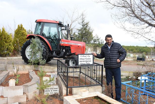 Babaannesinin vasiyeti üzerine yeni aldığı traktörle mezarına gitti