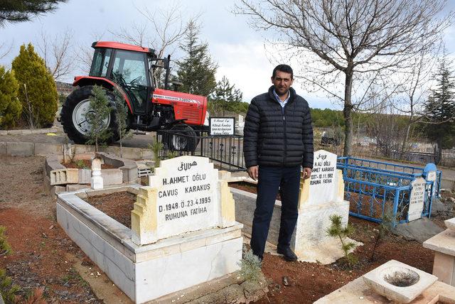 Babaannesinin vasiyeti üzerine yeni aldığı traktörle mezarına gitti