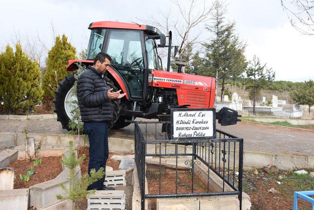 Babaannesinin vasiyeti üzerine yeni aldığı traktörle mezarına gitti