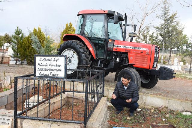 Babaannesinin vasiyeti üzerine yeni aldığı traktörle mezarına gitti