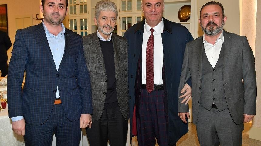 Başkan Tuna’dan Meclis üyelerine plaket