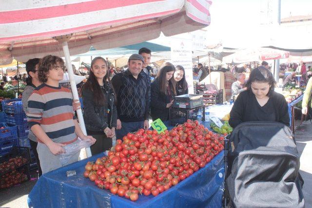 Liseliler, otobüs duraklarını kütüphane yapabilmek için pazarda tezgah açtılar