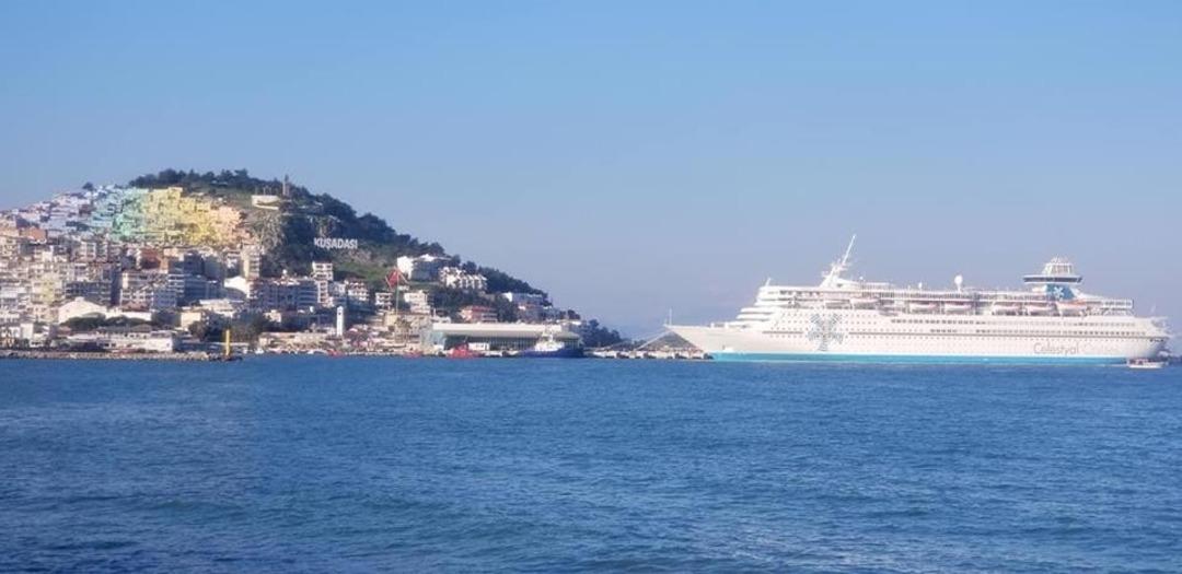Kuşadası&rsquo;na sezonun ikinci turist gemisi geldi