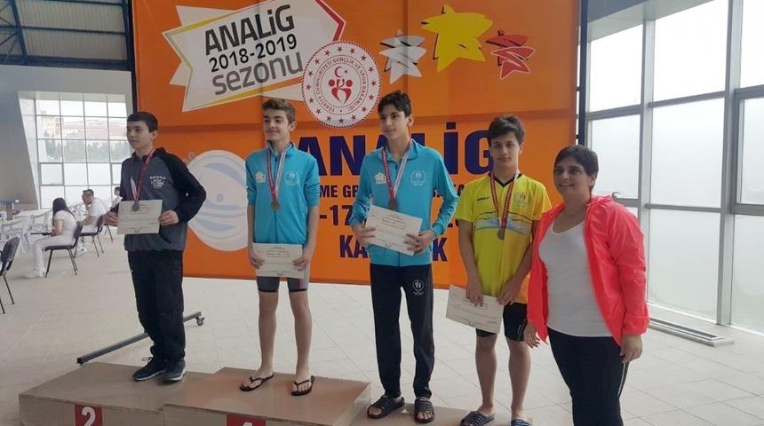 Karabük’te Düzceli yüzücüler kürsüye çıktı