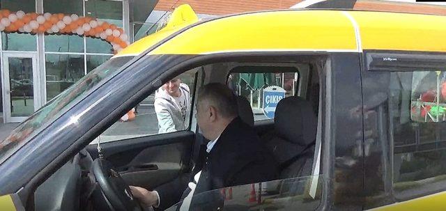 Başkan adayı Erdoğan Bıyık taksici oldu