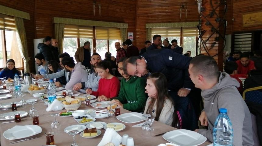 Se&ccedil;en, Nevşehir Belediyespor futbolcuları i&ccedil;in verilen kahvaltıya katıldı