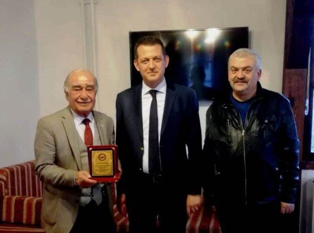 Ürkmezer’den görev süresi dolan muhtarlara plaket