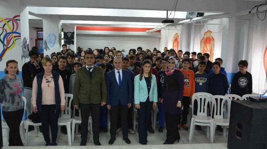 Hukuk ve adaletin insanın ahlaki gelişimine katkısı s&ouml;yleşisi