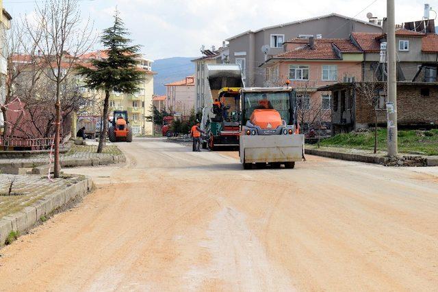 Isparta Belediyesi’nden iki mahalleye hizmet yağmuru