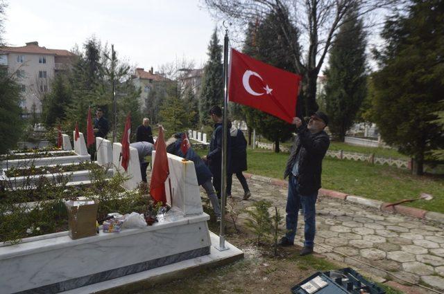 Şehit mezarları için bayrak direği imal ettiler