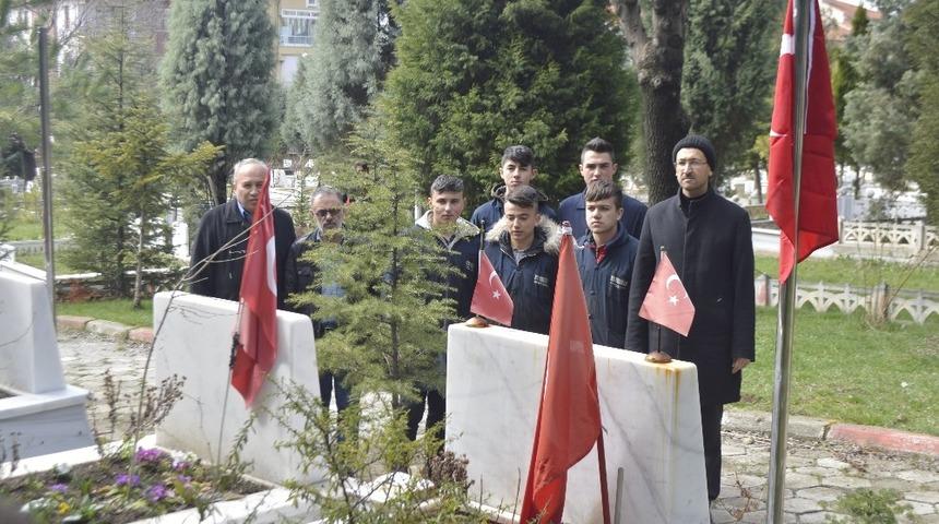 Şehit mezarları i&ccedil;in bayrak direği imal ettiler