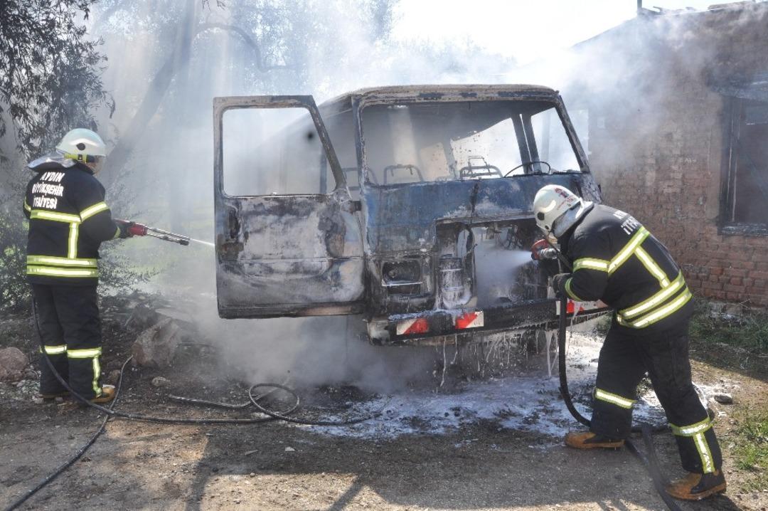 Kundaklanan minib&uuml;ste başlayan yangın metruk binaya sı&ccedil;radı