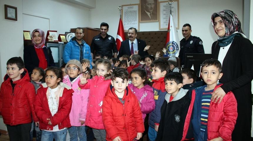 Anaokulu &ouml;ğrencilerinden Midyat Emniyet M&uuml;d&uuml;r&uuml; Salman&rsquo;a ziyaret