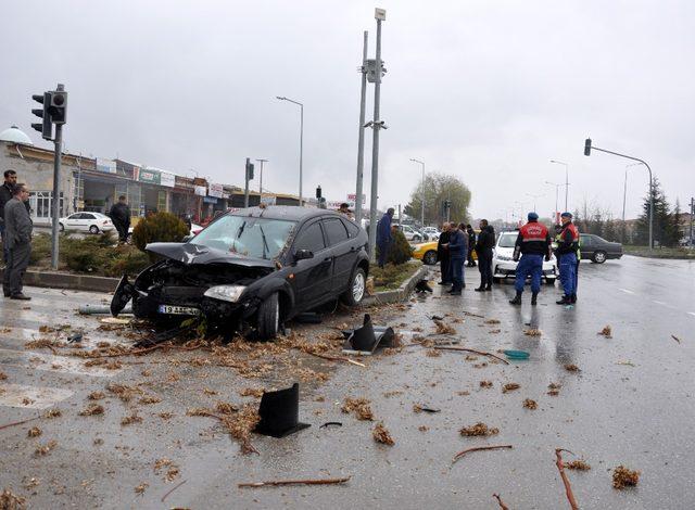 Otomobil trafik ışıklarına çarparak durabildi: 3 yaralı