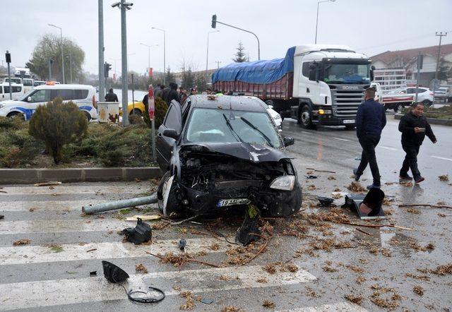 Otomobil trafik ışıklarına çarparak durabildi: 3 yaralı