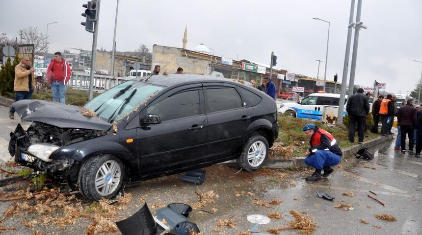 Otomobil trafik ışıklarına &ccedil;arparak durabildi: 3 yaralı