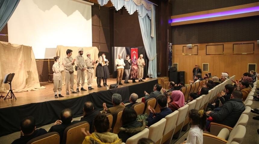 Karaköprü’de ‘Çanakkale sargı yeri’ oyunu sahnelendi