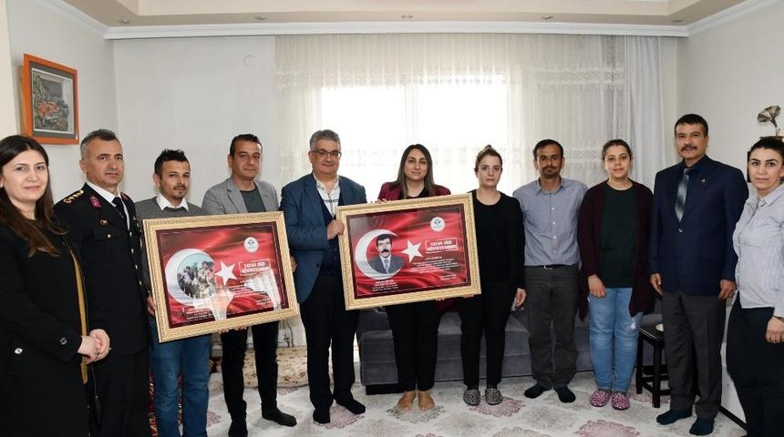 Vali Pekmez ve beraberindekiler şehit ailelerini ziyaret etti