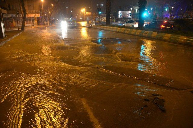 Kahramanmaraş’ta şebeke suyu hattı patladı