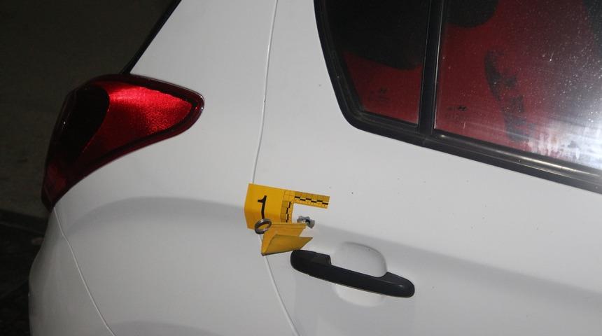 İzmir'de seyir halindeki araca kurşun yağmuru! 