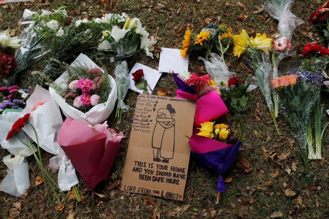 Yeni Zelanda'dalılar katliam yerini &ccedil;i&ccedil;eklerle donattı