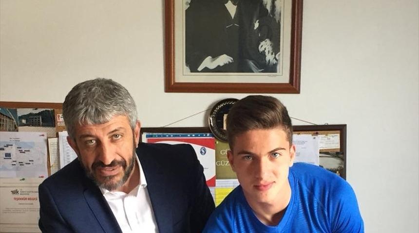 Sarıyer, Bertuğ &Ouml;zg&uuml;r Yıldırım'la profesyonel s&ouml;zleşme imzaladı