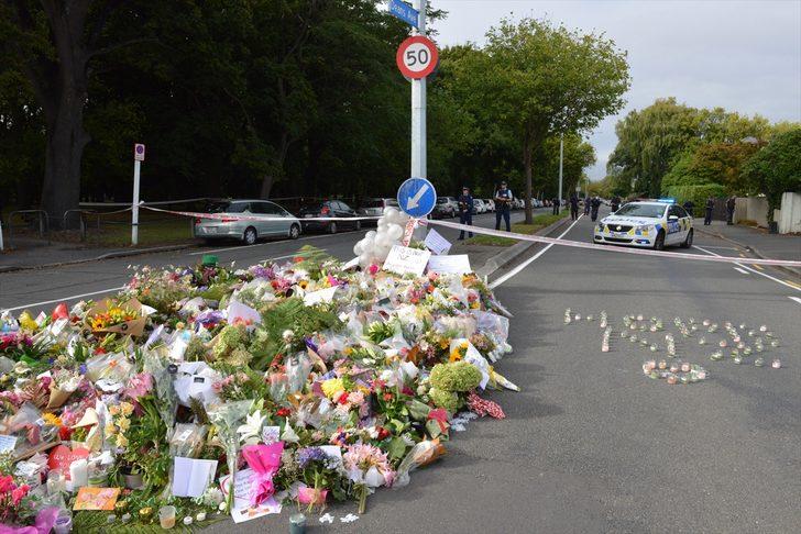 Yeni Zelanda'dalılar katliam yerini çiçeklerle donattı G1