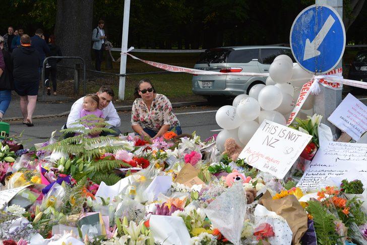 Yeni Zelanda'dalılar katliam yerini çiçeklerle donattı G2