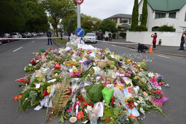 Yeni Zelanda'dalılar katliam yerini çiçeklerle donattı G3