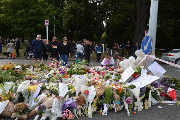 Yeni Zelanda'dalılar katliam yerini çiçeklerle donattı G4