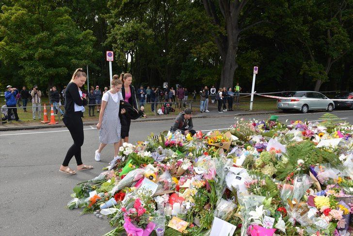 Yeni Zelanda'dalılar katliam yerini çiçeklerle donattı G5