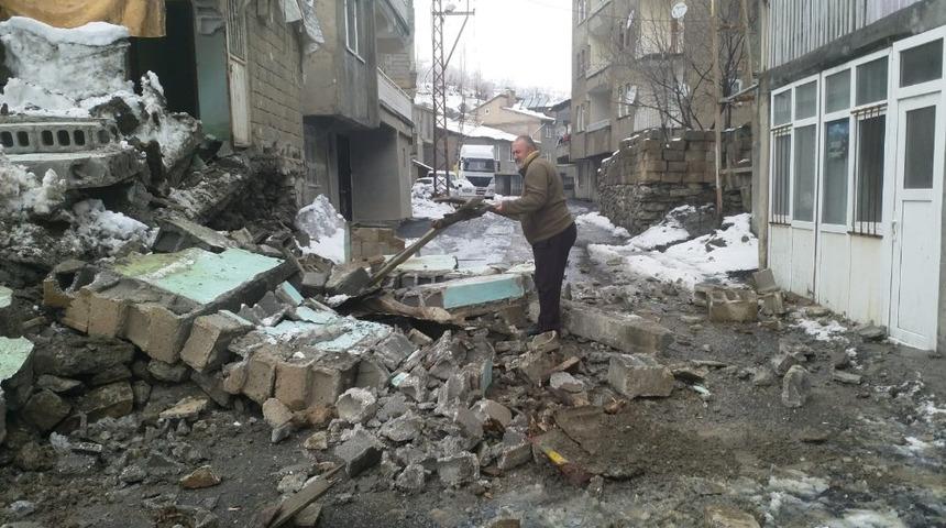 Kar yağışına dayanamayan toprak ev &ccedil;&ouml;kt&uuml;