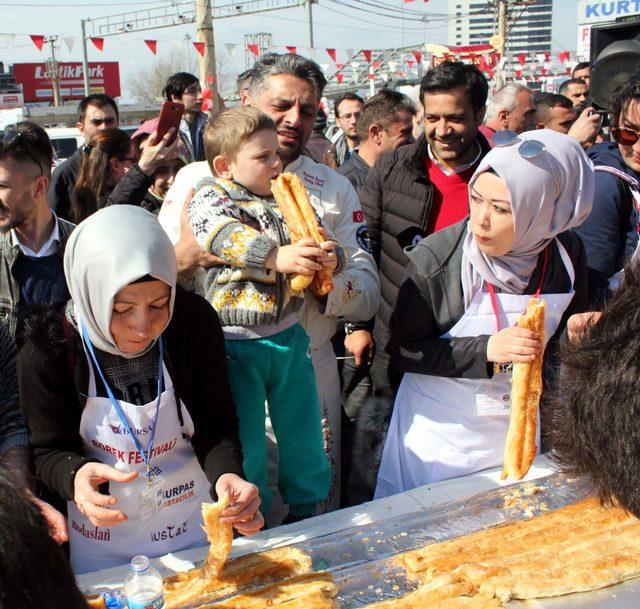 Bursa da en uzun b&ouml;rek yemek yarışması ilgin&ccedil; g&ouml;r&uuml;nt&uuml;lere sahne oldu 2