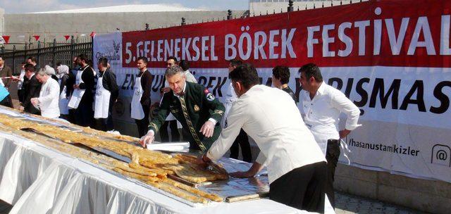 Bursa da en uzun b&ouml;rek yemek yarışması ilgin&ccedil; g&ouml;r&uuml;nt&uuml;lere sahne oldu 4