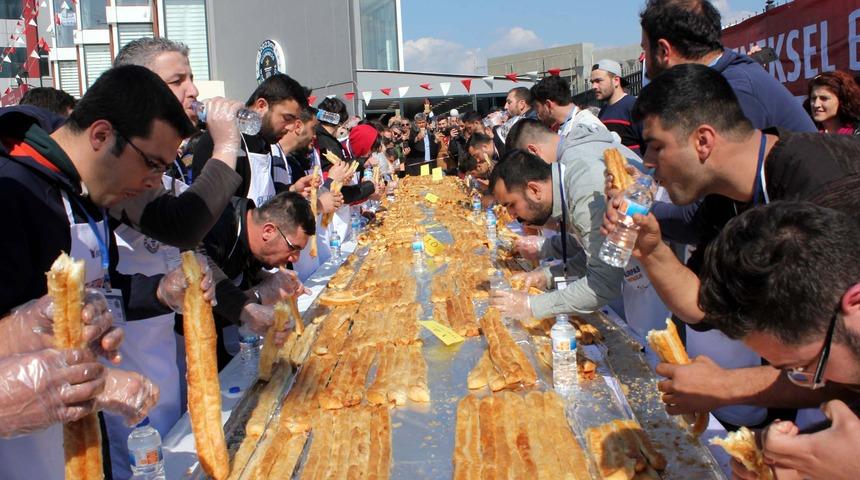 Bursa'da en uzun b&ouml;rek yemek yarışması ilgin&ccedil; g&ouml;r&uuml;nt&uuml;lere sahne oldu