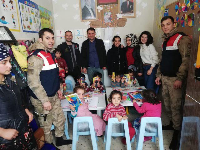 Mehmetçik ten anaokul öğrencilerine kırtasiye ve giyim yardımı 1