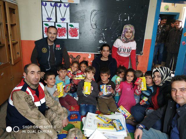 Mehmetçik ten anaokul öğrencilerine kırtasiye ve giyim yardımı 2