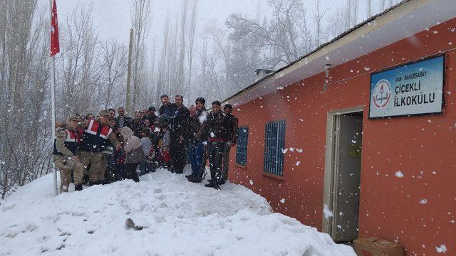 Mehmetçik'ten anaokul öğrencilerine kırtasiye ve giyim yardımı