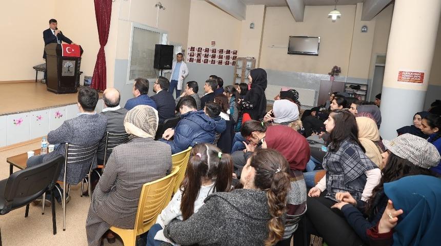 Gen&ccedil;ler Mehmet Akif Ersoy&rsquo;u andı