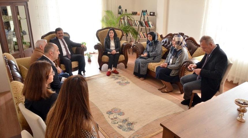 Vali ali arslantaş ve eşi şehit aileleri ve gazileri evlerinde ziyaret etti