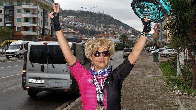 50 yaşından sonra tanıştığı bisikletle yarıştan yarışa koşuyor