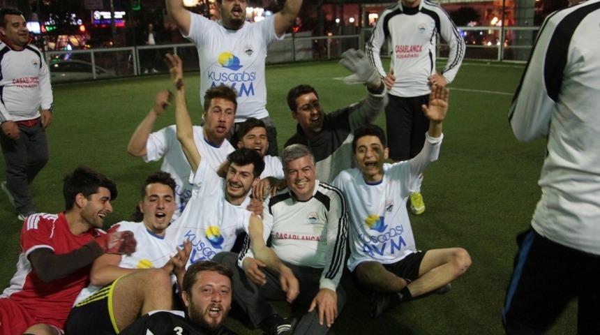 Fuat Akdoğan, gen&ccedil;lerle halı saha ma&ccedil;ı yaptı