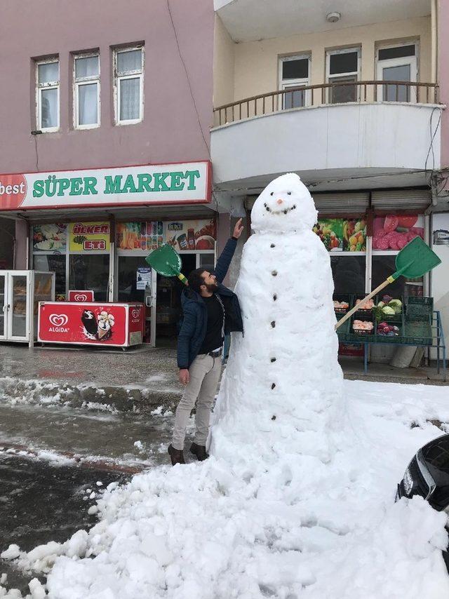 Hakkari esnaflarından 2 metrelik kardan adam