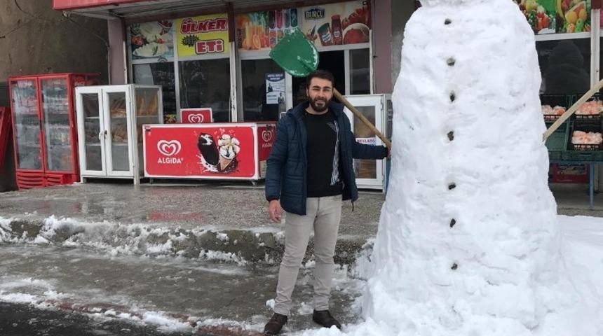 Hakkari esnaflarından 2 metrelik kardan adam